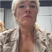 Docente di lingue impartisce lezioni da/in francese, inglese e tedesco a studenti delle medie inferiori e superiori ed aiuta nei compiti